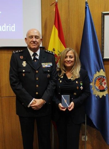 La Prof.ª María Paz García Vera recibe la Cruz del Mérito Policial 